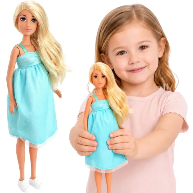 Lily lelle ar grūtnieces vēderu un zilu kleitu