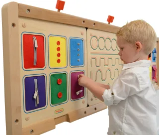 Montessori sienas tāfele rāvējslēdzēju un pogu atvēršanai un aizvēršanai