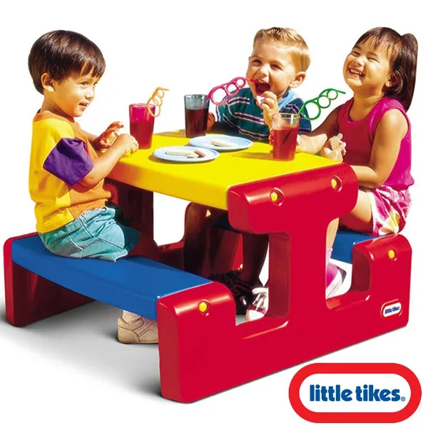 Piknika galds sarkans, dzeltens un zils