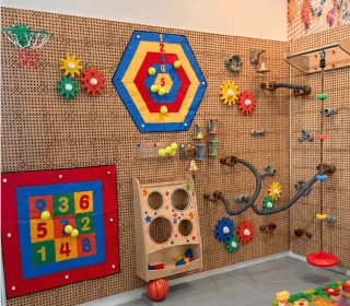 STEM zinātnes komplekts ar STEM sienas paneļiem un sporta piederumiem — izstāžu paraugs, pilnvērtīgs
